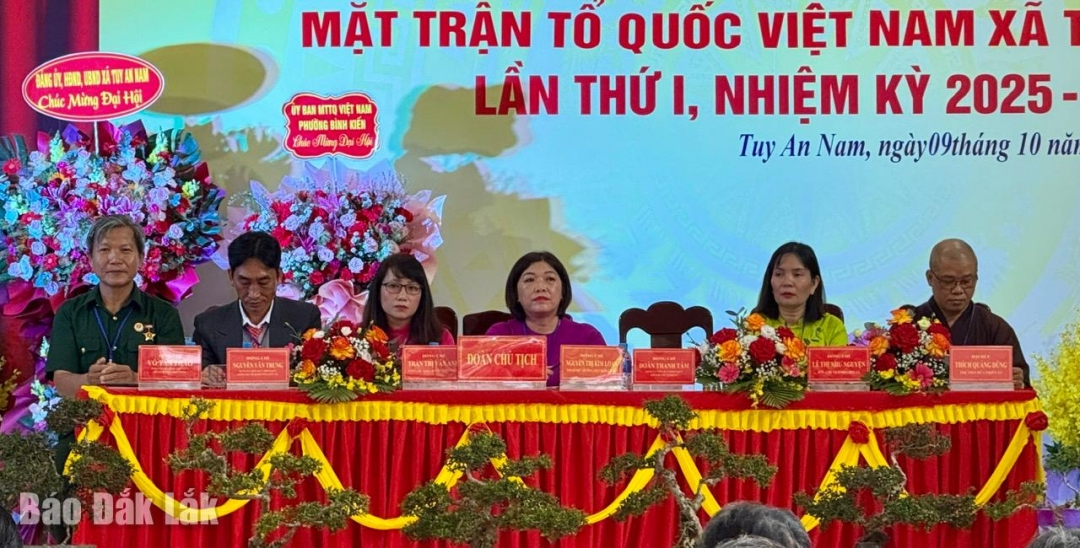 គណៈប្រធានដឹកនាំសមាជ។