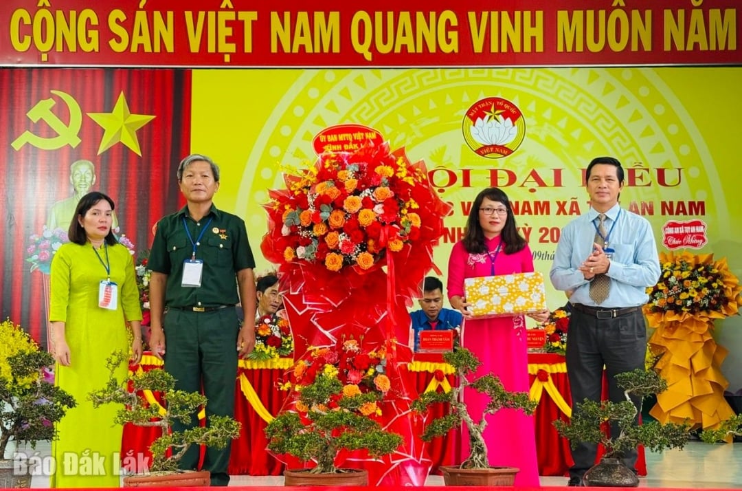 សមមិត្ត Pham Van Bay សមាជិកគណៈកម្មាធិការបក្សខេត្ត អនុប្រធានគណៈកម្មាធិការមជ្ឈិមរណសិរ្សមាតុភូមិវៀតណាមខេត្ត ជូនកម្រងផ្កាអបអរសាទរមហាសន្និបាត។