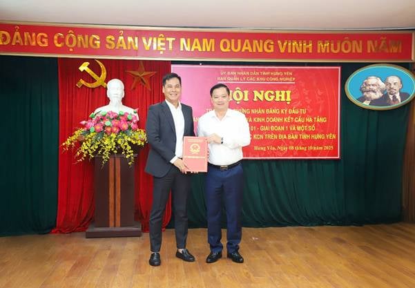Le président du Comité populaire provincial de Hung Yen, Nguyen Khac Than (à droite), a présenté la décision approuvant l'investissement du projet à M. Ton Manh Dung, vice-président du conseil d'administration de la société par actions Viglacera Hung Yen.