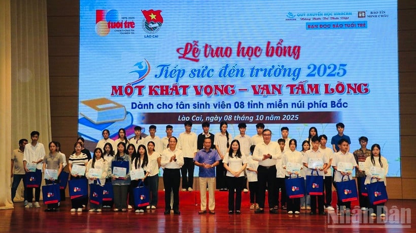 ថ្នាក់ដឹកនាំកាសែត Tuoi Tre និងខេត្ត Lao Cai និងអ្នកឧបត្ថម្ភបានផ្តល់អាហារូបករណ៍ដល់និស្សិតថ្មីដែលបានជម្នះការលំបាក។ (រូបថត៖ THANH SON)
