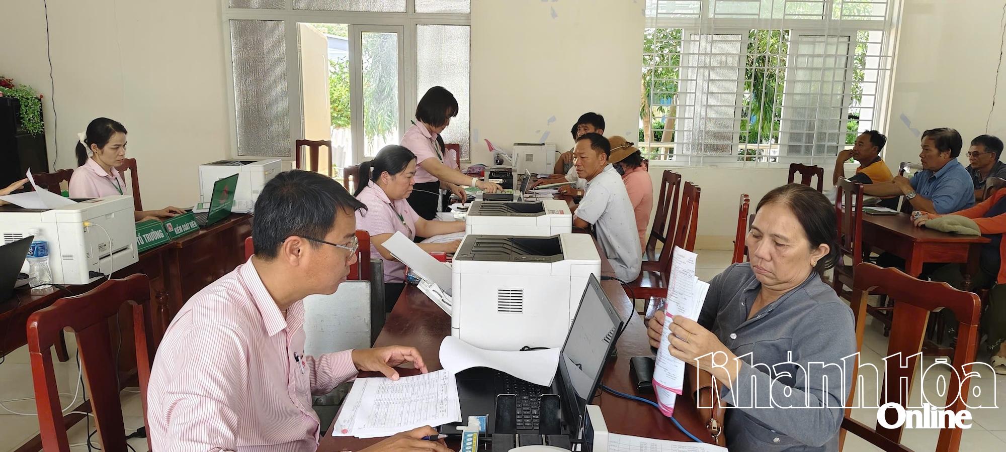 Mitarbeiter der Ninh Hai Social Policy Bank führen Kreditverfahren durch.