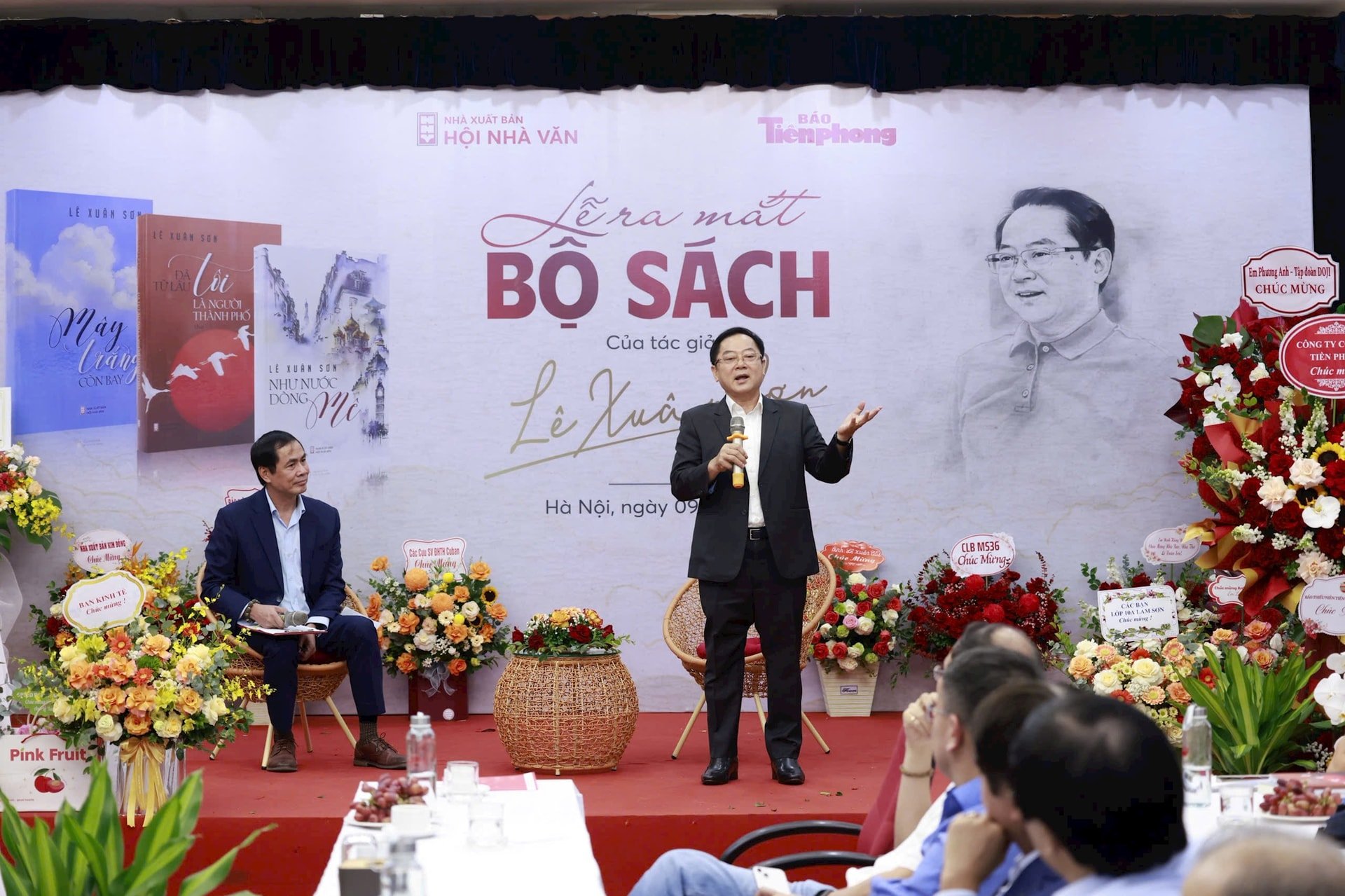 Journalist Le Xuan Son shares about his 3 books. Photo: Nhu Y
