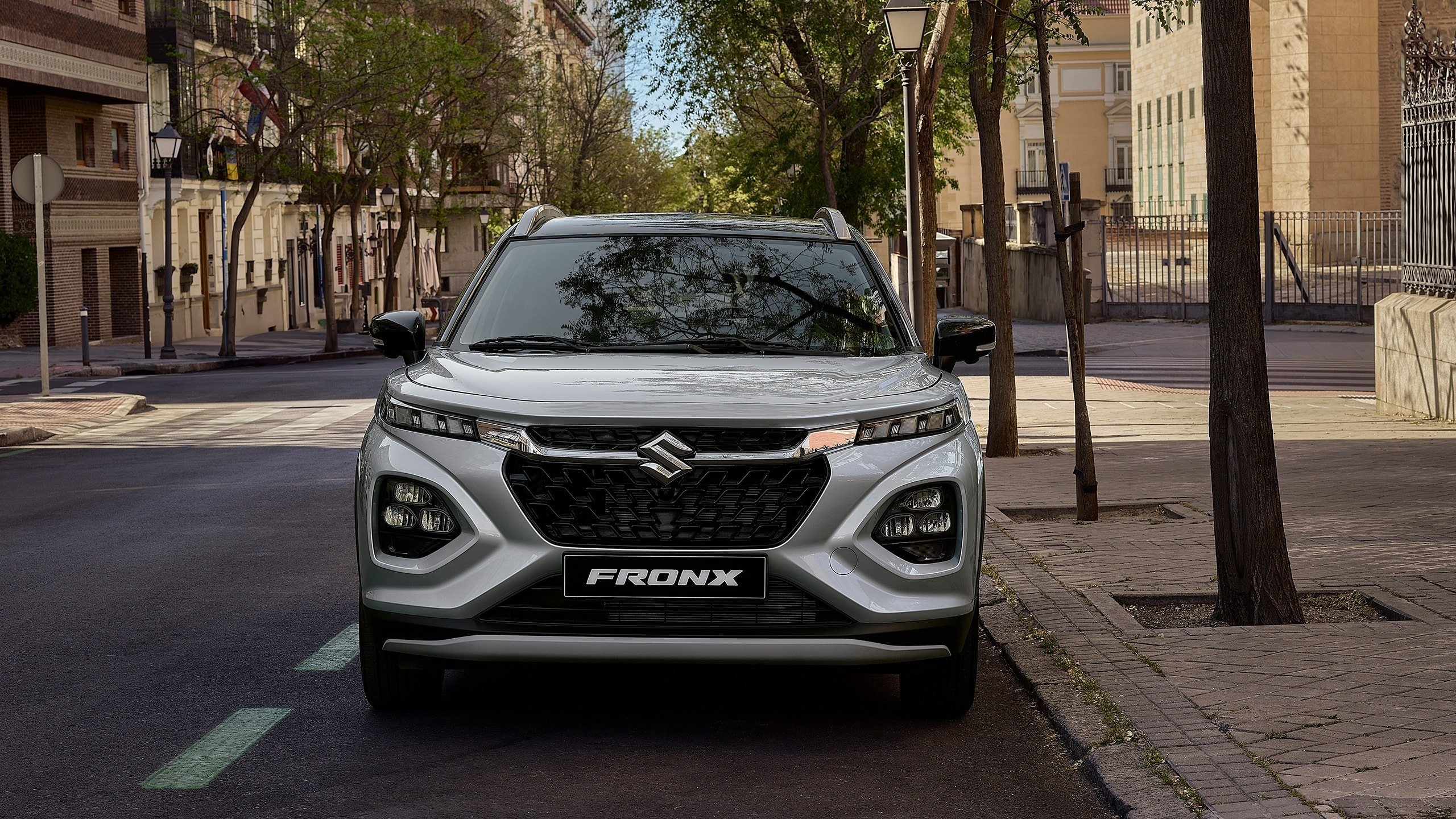 Exteriören på Suzuki Fronx har en distinkt coupé-SUV-design.