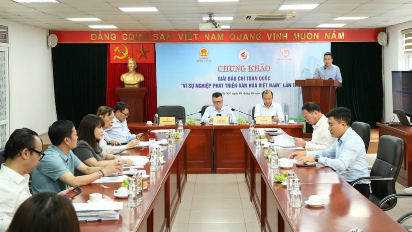 និពន្ធនាយកកាសែតវប្បធម៌ លោក Nguyen Anh Vu បានបង្ហាញពីទិដ្ឋភាពទូទៅនៃដំណើរការវិនិច្ឆ័យសម្រាប់ពានរង្វាន់សារព័ត៌មានជាតិ “ដើម្បីបុព្វហេតុអភិវឌ្ឍន៍វប្បធម៌វៀតណាម” ឆ្នាំ ២០២៥។ (រូបថត៖ ត្រាន់ ហួន)