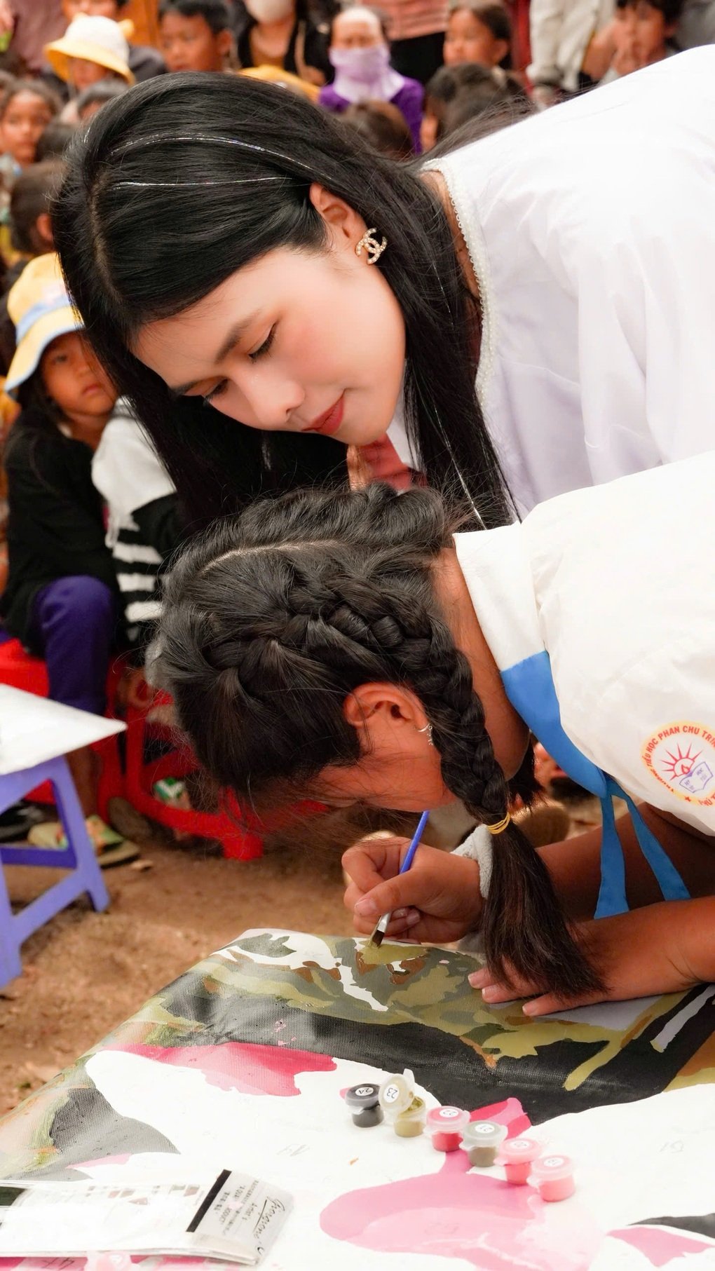 Ca sĩ Phúc Anh mang âm nhạc đến làng phong - 1