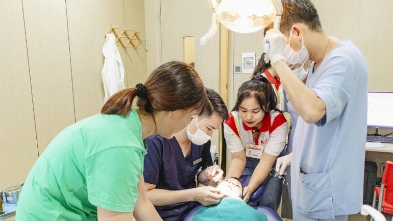 Tại chương trình đã có 29 trẻ từ 4 đến 17 tuổi được lấy cao răng, trám răng, nhổ răng, cấp thuốc và sản phẩm chăm sóc răng miệng hoàn toàn miễn phí. img-9996-7947.jpg