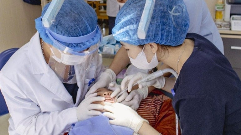 Một cháu nhỏ bị bại não được thăm khám và chăm sóc răng miệng hoàn toàn miễn phí tại chương trình. img-10000-1082.jpg