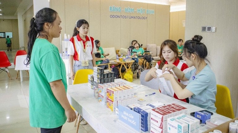 Bệnh viện Đại học Y Dược Buôn Ma Thuột cấp thuốc miễn phí cho các cháu bị bại não tham gia chương trình. img-9999-4016.jpg
