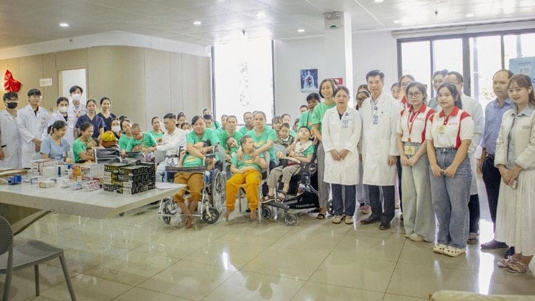 Các y, bác sĩ Bệnh viện Đại học Y Dược Buôn Ma Thuột và Hội Gia đình trẻ em và người bại não Việt Nam cùng các gia đình có con bị bại não tham gia chương trình. img-9994-5032.jpg