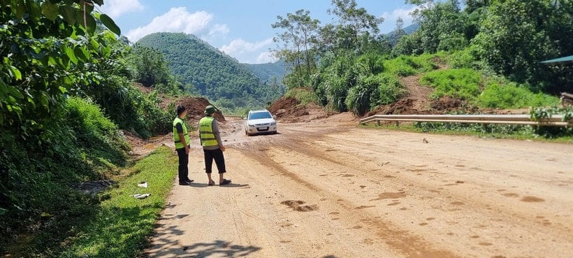 Một tuyến quốc lộ trên địa bàn tỉnh Thái Nguyên đã thông xe sau khi xử lý sạt lở đất tràn xuống đường. (Ảnh: PV/Vietnam+)