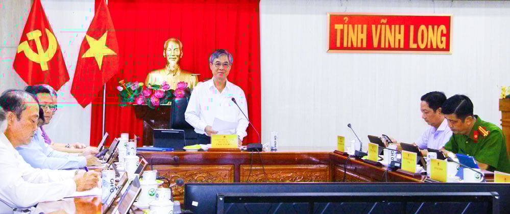 អនុប្រធានគណៈកម្មាធិការប្រជាជនខេត្ត - លោក Chau Van Hoa ថ្លែងសុន្ទរកថាក្នុងសន្និសីទ។