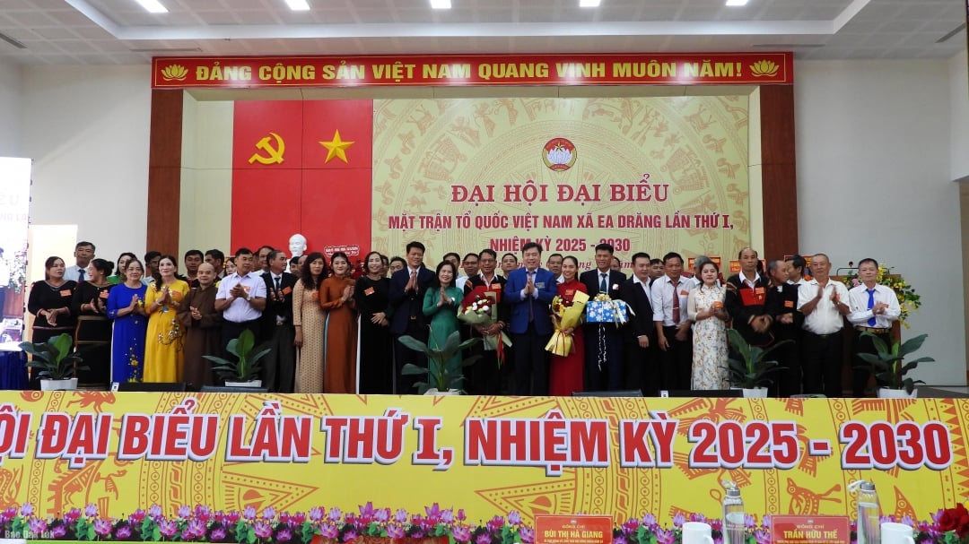 The members of the Vietnam Fatherland Front Committee of Ea Drang commune, term I, introduced themselves to receive their duties.