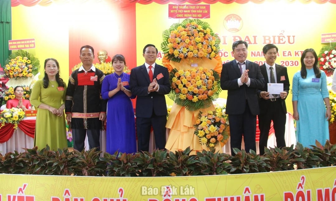 ສະ​ມາ​ຊິກ​ຄະ​ນະ​ປະ​ຈຳ​ແຂວງ, ຮອງ​ປະ​ທານ​ຄະ​ນະ​ກຳ​ມະ​ການ​ແນວ​ໂຮມ​ປະ​ເທດ​ຊາດ​ຫວຽດ​ນາມ ເຈືອງ​ຮ່​ວາ​ບິ່ງ ໄດ້​ມອບ​ດອກ​ໄມ້​ເພື່ອ​ຊົມ​ເຊີຍ​ກອງ​ປະ​ຊຸມ.