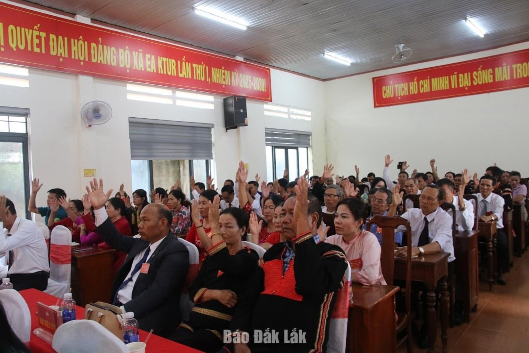 ບັນດາ​ຜູ້​ແທນ​ທີ່​ເຂົ້າ​ຮ່ວມ​ກອງ​ປະຊຸມ​ໄດ້​ລົງ​ຄະ​ແນນ​ສຽງ​ເລືອກ​ຕັ້ງ​ຄະນະ​ກຳມະການ​ແນວ​ໂຮມ​ປະ​ເທດ​ຊາດ ຫວຽດນາມ ​ສະ​ໄໝ​ທີ 1.