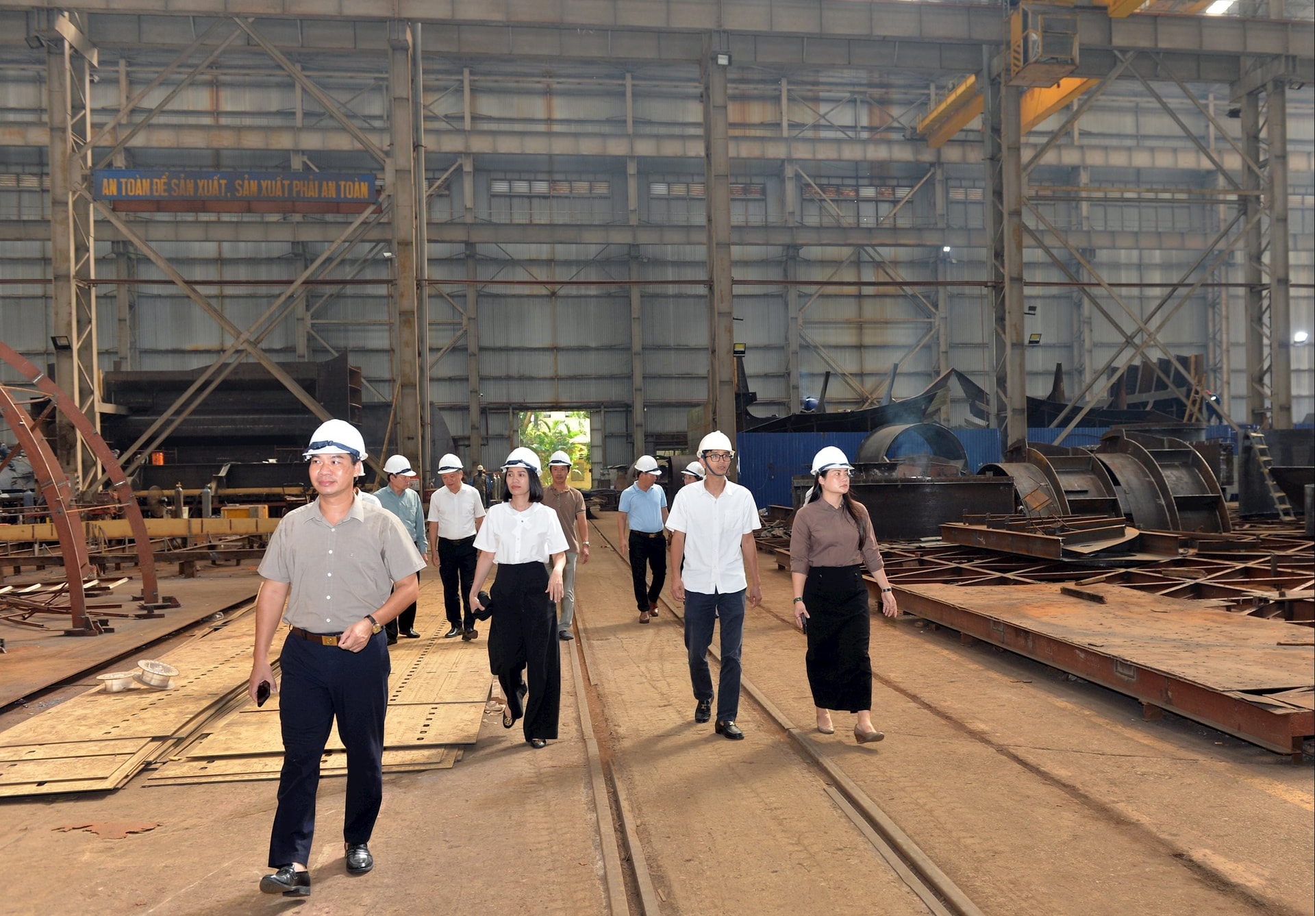 Giám sát việc thực hiện chính sách, pháp luật đối với người lao động tại Công ty Đóng tàu Bạch Đằng