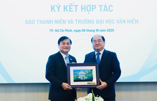 Báo Thanh Niên ký kết hợp tác với Trường ĐH Văn Hiến - Ảnh 1.