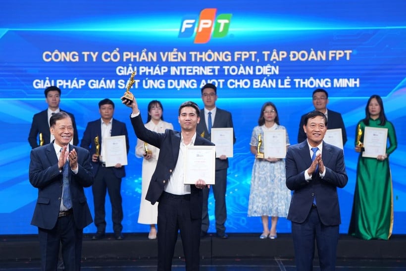 FPT 대표는 포괄적인 인터넷 솔루션인 FPT 인터넷, 소매업에 AIoT를 적용한 스마트 모니터링 솔루션인 FPT 카메라 부문에서 상을 받았습니다.