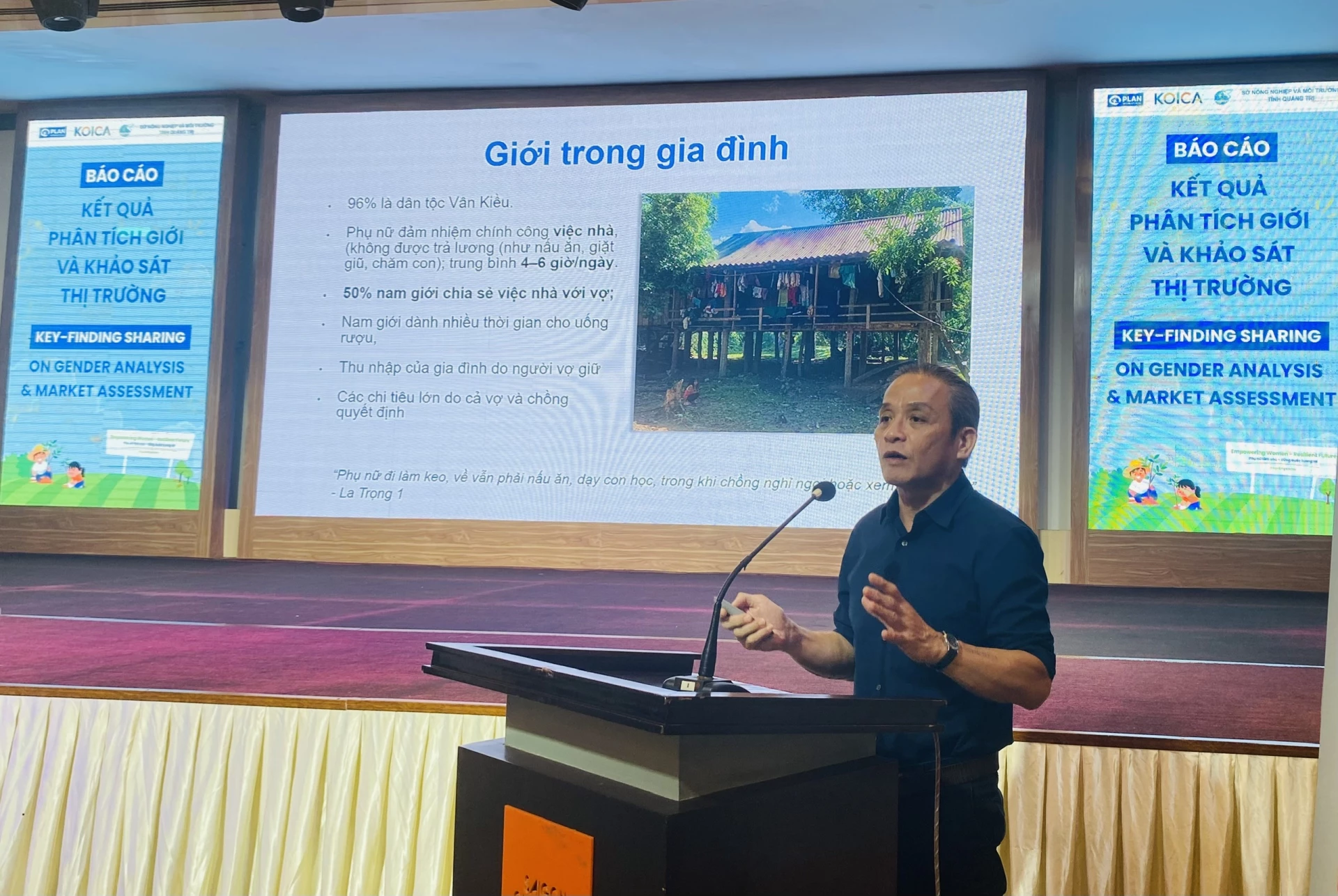អ្នកជំនាញគម្រោងធ្វើបទបង្ហាញរបាយការណ៍ស្ទង់មតិយេនឌ័រនៅឃុំចំនួនពីរគឺ Dan Hoa និង Truong Son - រូបថត៖ T.L