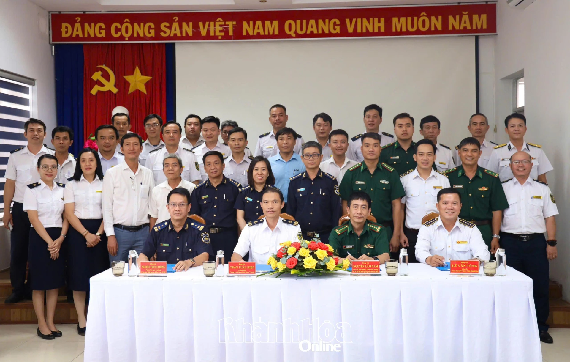 អង្គភាព​សាក្សី​បាន​ថតរូប​ក្រុម​ជាមួយ​អង្គភាព​ទាំង​៤ ដែល​ចុះហត្ថលេខា​លើ​បទប្បញ្ញត្តិ​នៃ​ការសម្របសម្រួល​។