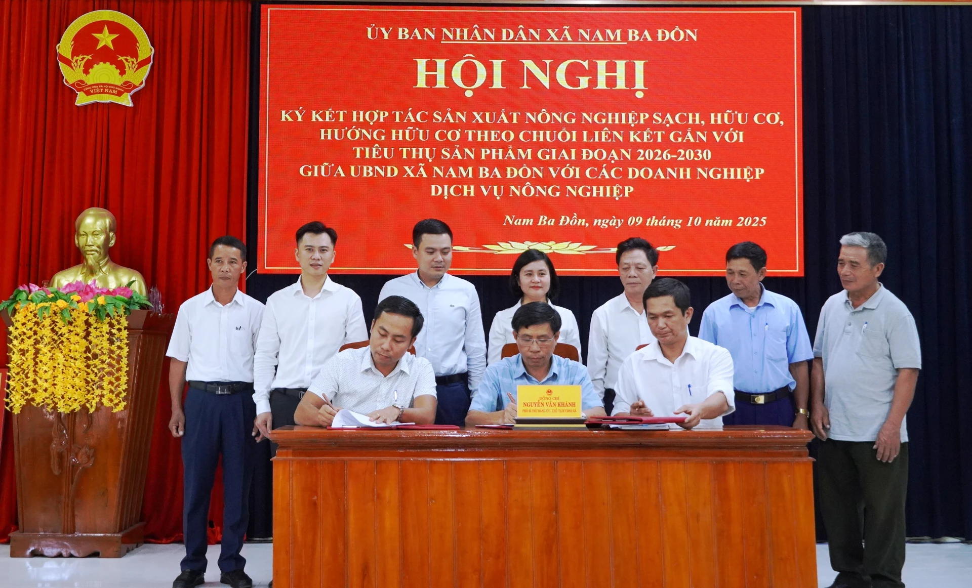 គណៈកម្មាធិការប្រជាជនឃុំ Nam Ba Don បានចុះហត្ថលេខាលើកិច្ចព្រមព្រៀងសហប្រតិបត្តិការជាមួយអង្គភាពអាជីវកម្ម - រូបថត៖ T. Hoa