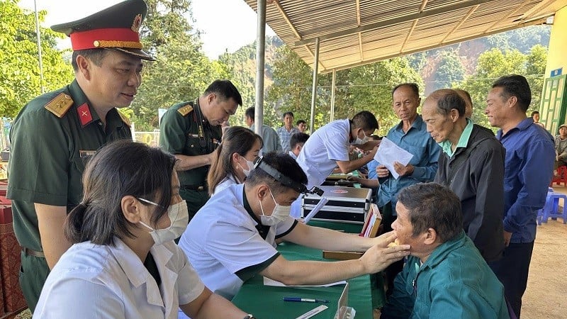 Doctors examine and provide treatment advice to people in Hang Pu Xi village, Xa Dung commune. (Photo: DUC HANH)