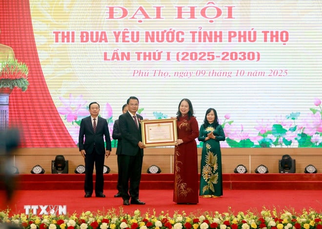 ttxvn-thi-dua-khen-thuong-phu-tho-1.jpg