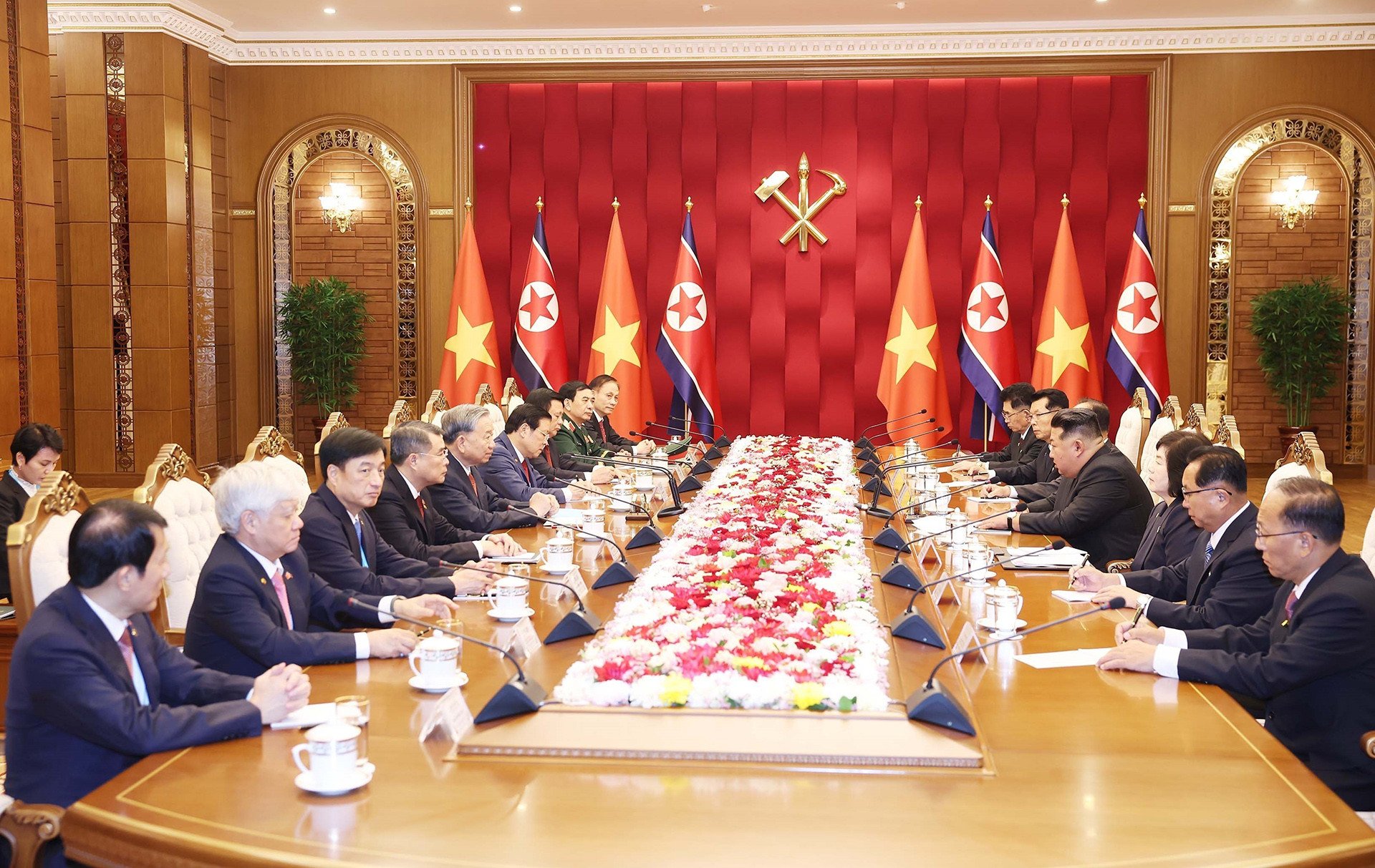 vna_potal_tong_bi_thu_lam_hoi_tong_bi_thu_chua_chua_dc_dc_trieu_tien_kim_jong_un__8327359.jpg