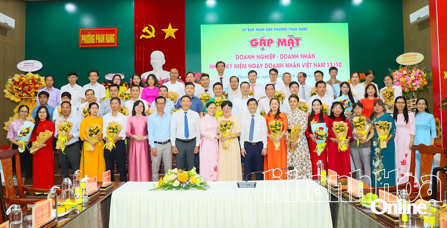 Lãnh đạo phường Phan Rang tặng hoa chúc mừng các doanh nghiệp.