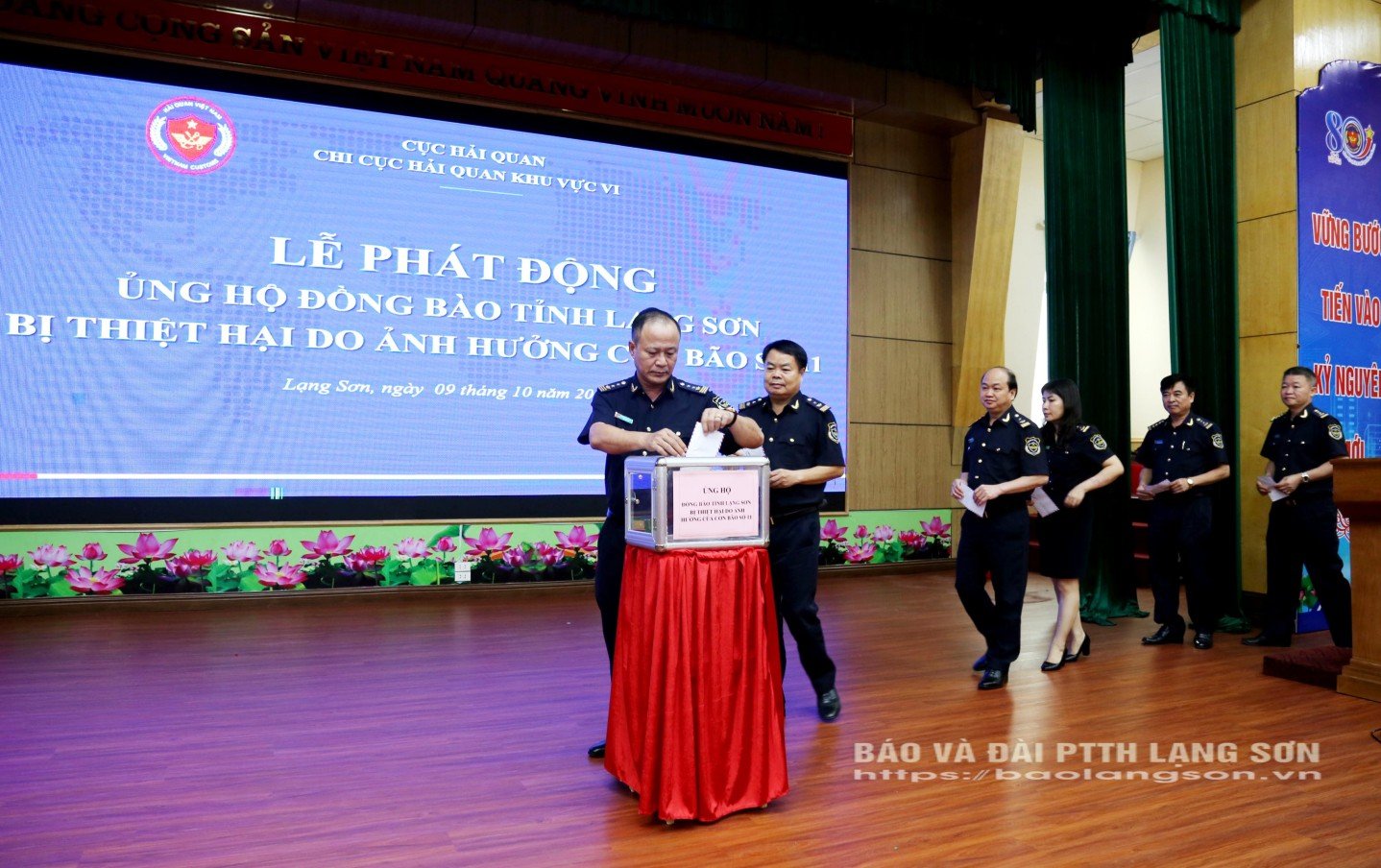 Lãnh đạo Chi cục Hải quan khu vực VI ủng hộ đồng bào tỉnh Lạng Sơn bị thiệt hại do cơn bão số 11 gây ra
