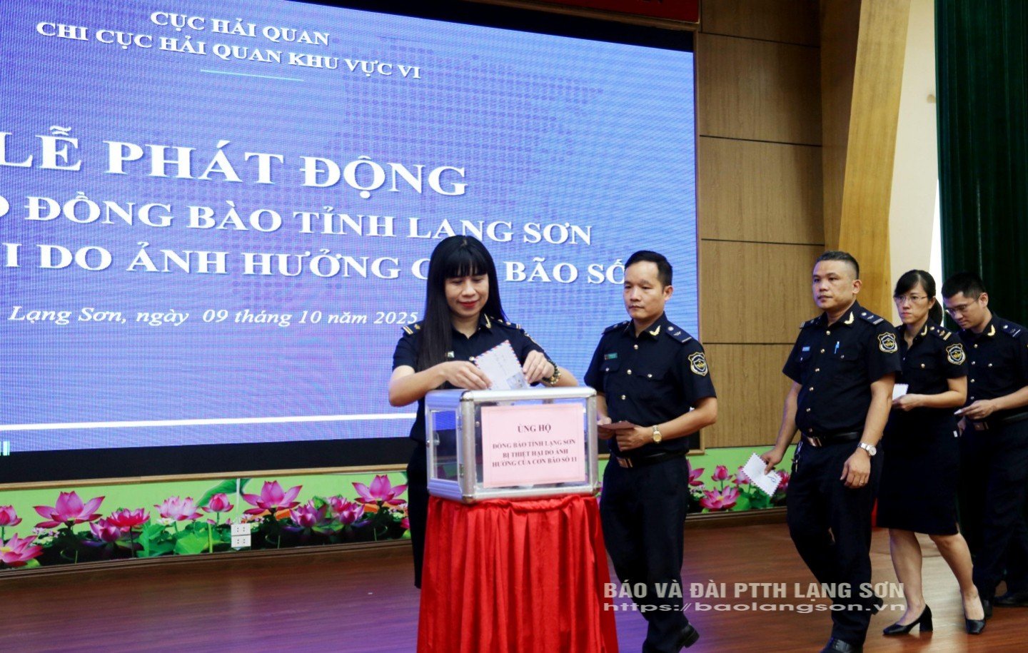 Cán bộ, công chức Chi cục Hải quan khu vực VI ủng hộ đồng bào tỉnh Lạng Sơn bị thiệt hại do cơn bão số 11 gây ra