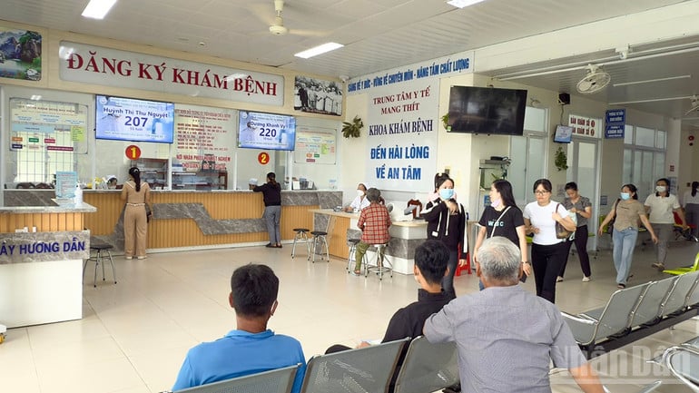 ndo_br_anh-3-phong-dang-ky-kham-benh-cua-trung-tam-y-te-mang-thit.jpg
