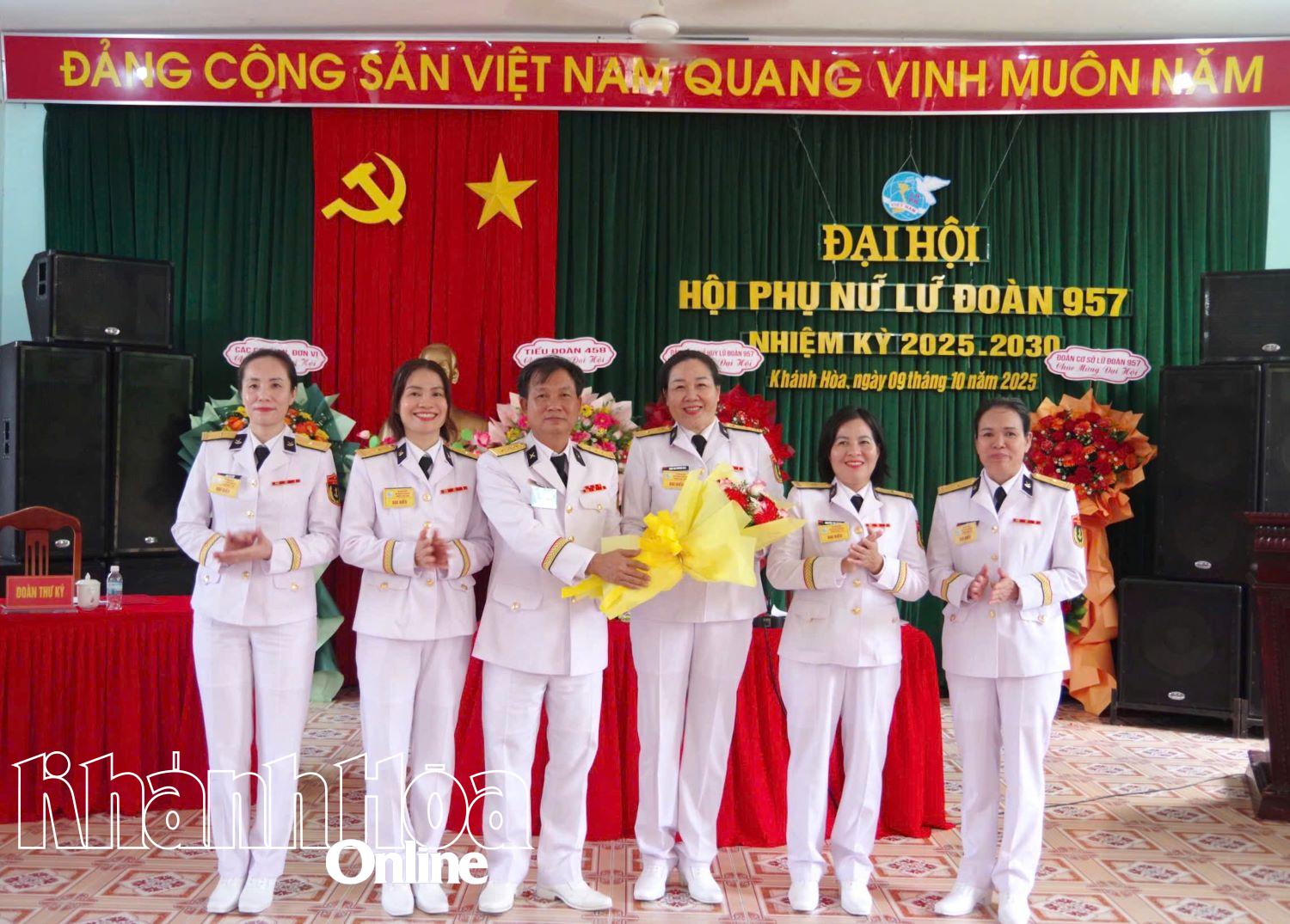 លោកវរសេនីយ៍ឯក Han Xuan Lam បានបង្ហាញសារអបអរសាទរដល់គណៈកម្មាធិការប្រតិបត្តិថ្មី។