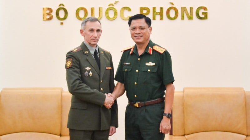ឧត្តមសេនីយ៍ឯក Nguyen Truong Thang និងវរសេនីយ៍ឯក Belosludtsev Sergey Vladimirovich ក្នុងពិធីទទួល។