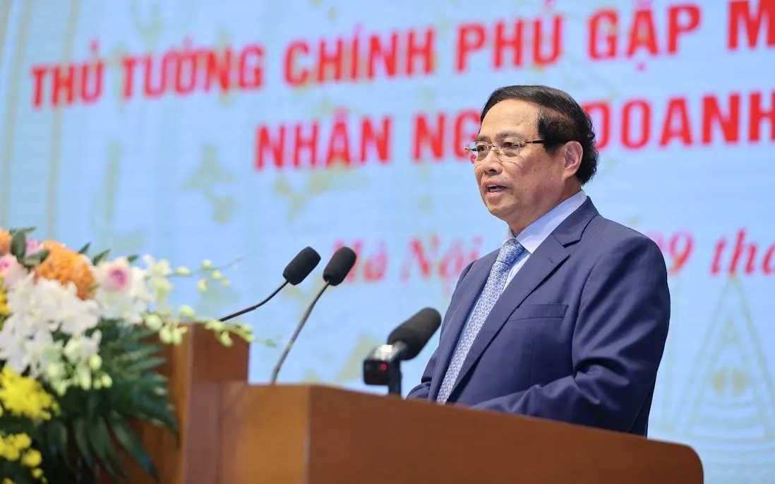 នាយករដ្ឋមន្ត្រីបានអបអរសាទរ ទទួលស្គាល់ និងវាយតំលៃខ្ពស់ចំពោះការរួមចំណែករបស់សហគ្រិន និងអាជីវកម្មវៀតណាមក្នុងរយៈពេល 80 ឆ្នាំកន្លងមកក្នុងបុព្វហេតុកសាង និងការពារប្រទេស - រូបថត៖ VGP/Nhat Bac Thủ tướng chúc mừng, ghi nhận và đánh giá cao sự đóng góp của doanh nhân, doanh nghiệp Việt Nam trong chặng đường 80 năm vừa qua với sự nghiệp xây dựng và bảo vệ đất nước - Ảnh: VGP/Nhật Bắc