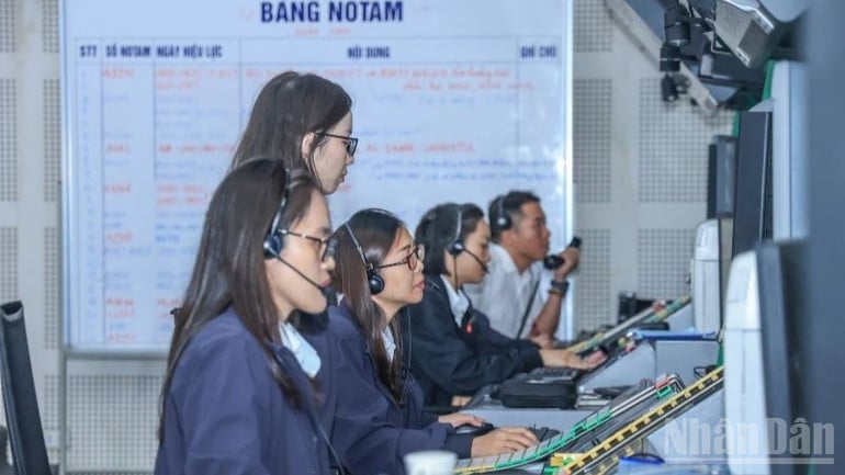 ndo_br_kip-truc-dieu-hanh-bay-tai-trung-tam-kiem-soat-duong-dai-ha-noi-1733.jpg