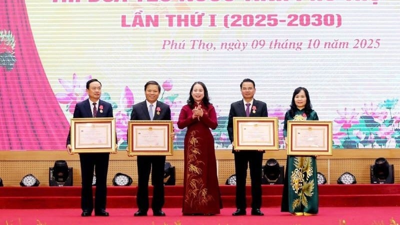 Wakil Presiden Vo Thi Anh Xuan menganugerahkan Medali Buruh Kelas Satu dan Dua kepada para pemimpin dan mantan pemimpin provinsi Phu Tho.