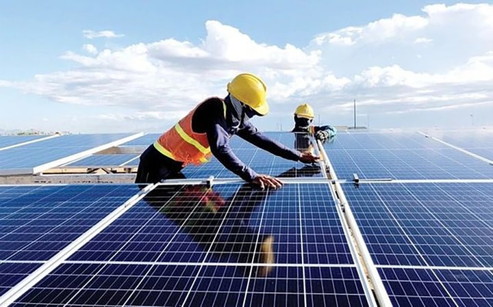 Das Ministerium für Industrie und Handel schlägt vor, die Installation von Solarstrom auf Hausdächern von 2026 bis 2030 zu unterstützen.