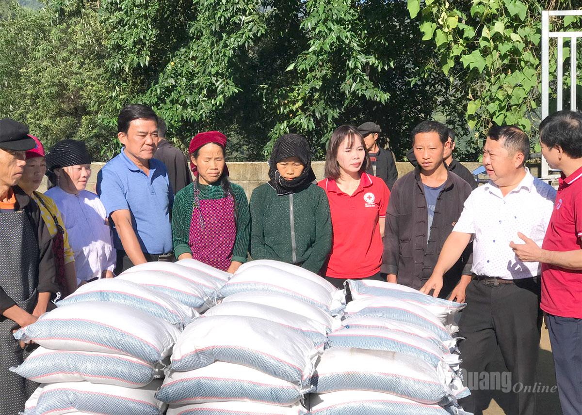 The delegation gave necessities to people in Ma Lau A village, Lung Cu commune.