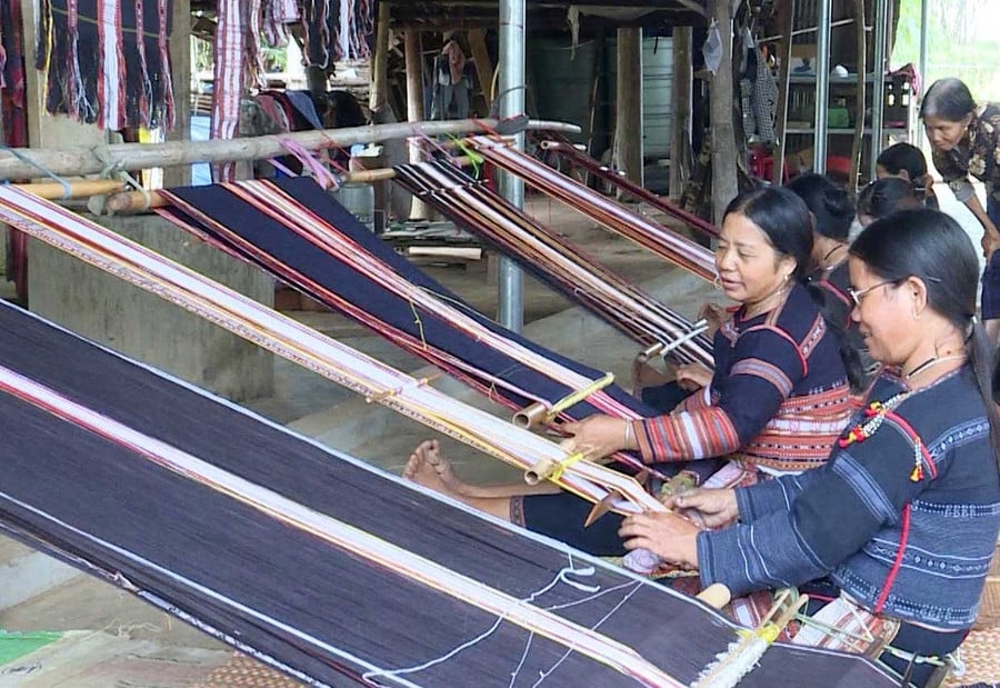 CLB dệt thổ cẩm truyền thống Brưng tại làng KGiang (xã Tơ Tung). Ảnh: Duy Linh