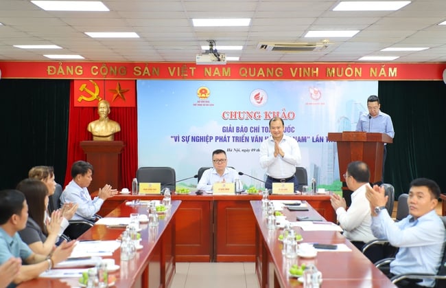 레 하이 빈 상임부차관: 제3회 국가언론상 Thứ trưởng Thường trực Lê Hải Bình: Lựa chọn những tác phẩm xuất sắc trao giải Báo chí toàn quốc “Vì sự nghiệp phát triển Văn hóa Việt Nam” lần thứ Ba - Ảnh 1.
