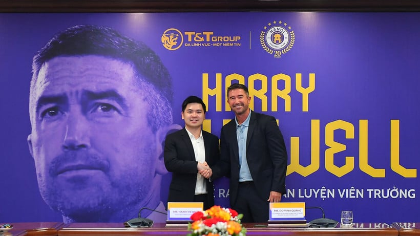 Vorsitzender des Hanoi Football Club – Herr Do Vinh Quang und Trainer Harry Kewell.