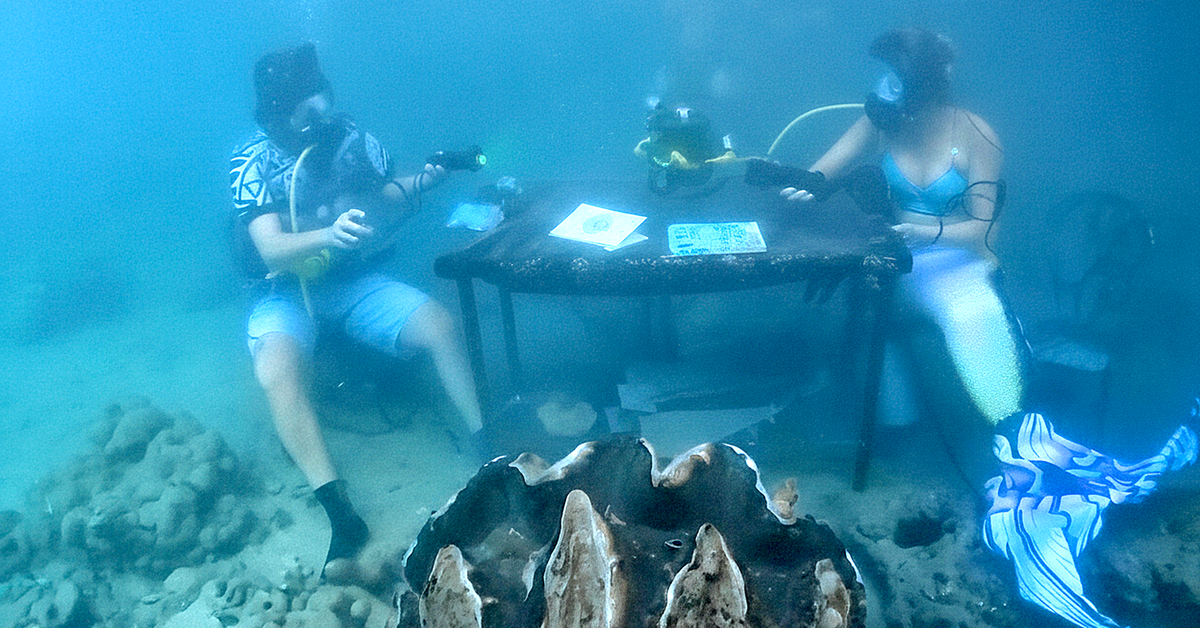 Tổng thống đầu tiên trên thế giới xuống dưới biển... trả lời phỏng vấn