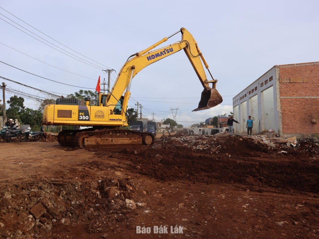 Nachdem die Baustelle fertig war, hat der Auftragnehmer Maschinen und Ausrüstung zusammengetragen, um das Projekt umgehend umzusetzen.