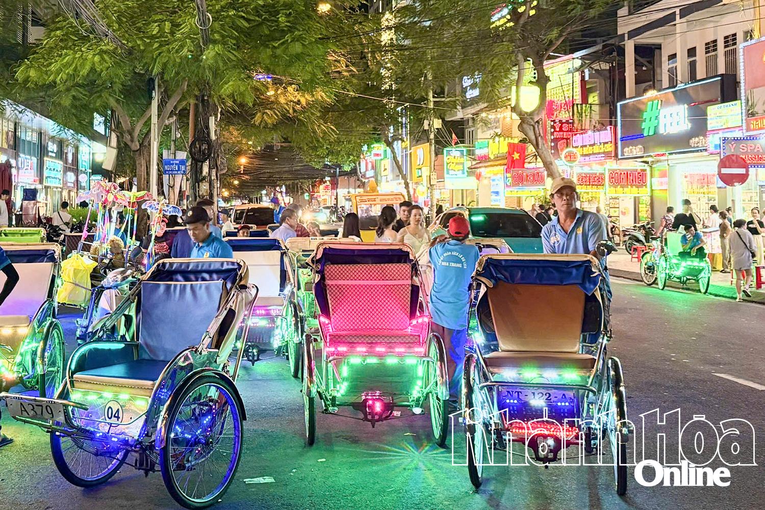 ស៊ីក្លូ​អគ្គិសនី​ប្រមូល​ផ្តុំ​គ្នា​នៅ​ផ្លូវ Hung Vuong រង់ចាំ​អតិថិជន។