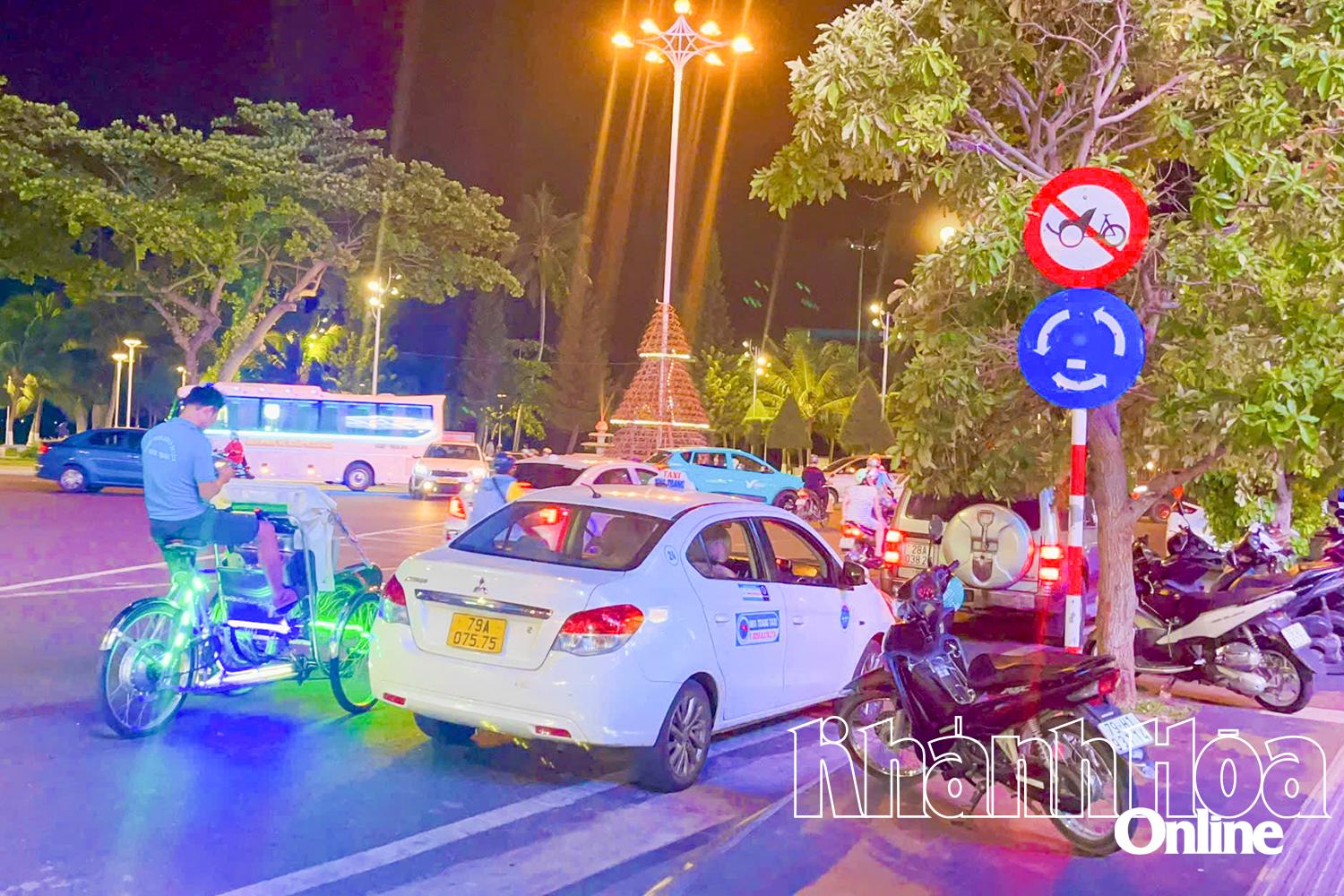 ទោះបីជាមានសញ្ញាហាមឃាត់ស៊ីក្លូនៅលើផ្លូវ Tran Phu ក៏ដោយ ក៏អ្នកបើកបរនៅតែបើកស៊ីក្លូដើរលើផ្លូវនេះ ដើម្បីទទួលអ្នកដំណើរ។