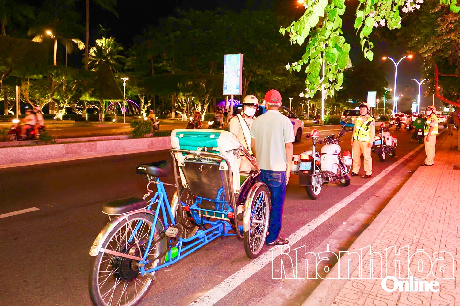 កម្លាំង​នគរបាល​ចរាចរណ៍​ចុះ​ត្រួតពិនិត្យ និង​ដោះស្រាយ​អ្នក​បើក​ស៊ីក្លូ​ដែល​កំពុង​បើកបរ​លើ​ផ្លូវ​ត្រាន់​ភូ​។