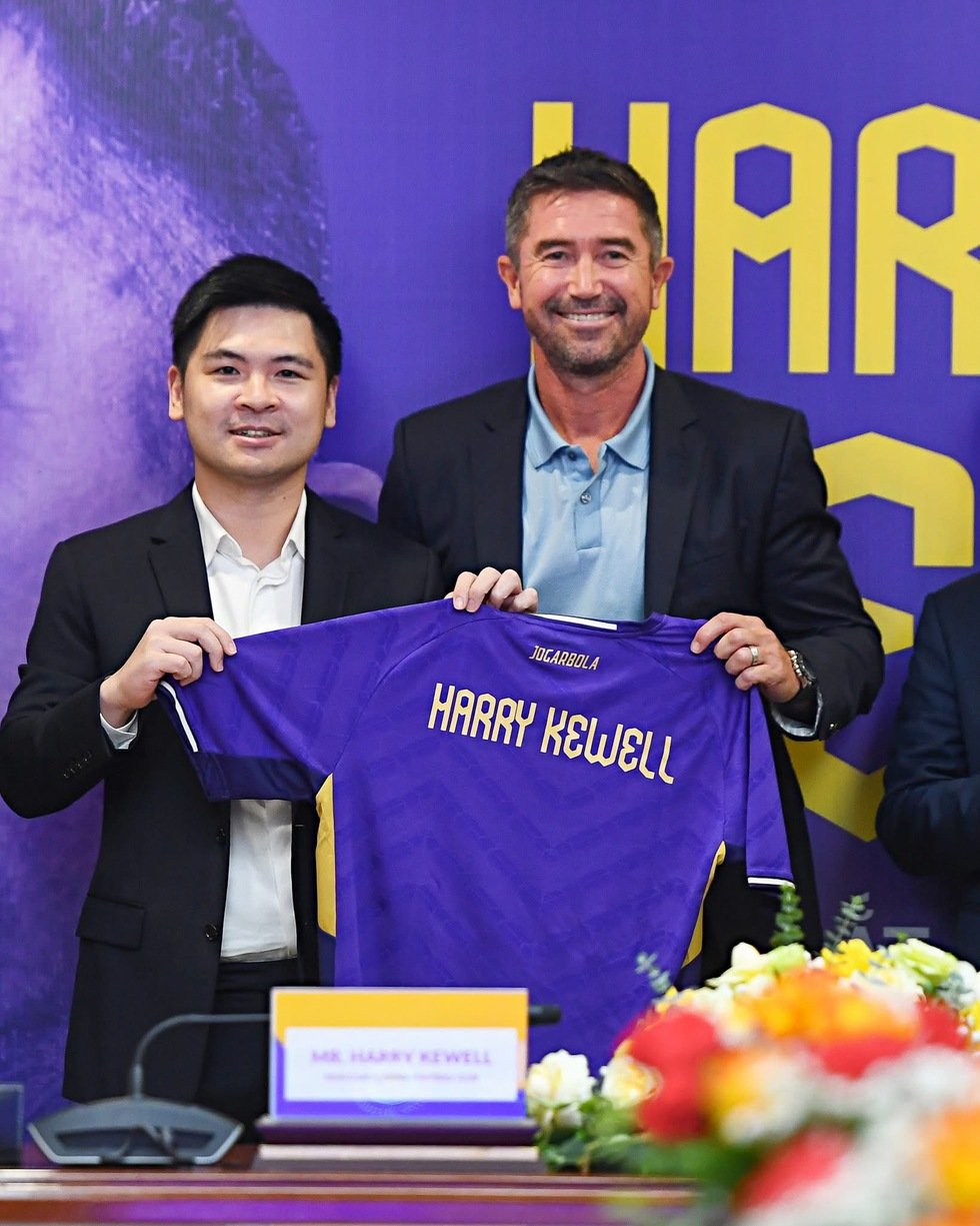 Der große Boss des Hanoi Clubs sagte etwas Überraschendes an dem Tag, als die Legende Harry Kewell den Medien vorgestellt wurde – Foto 1. Sếp lớn CLB Hà Nội nói điều bất ngờ trong ngày huyền thoại Harry Kewell ra mắt truyền thông- Ảnh 1.