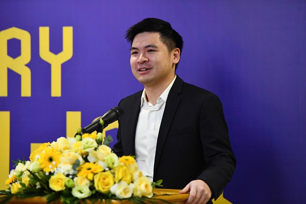 Der große Boss des Hanoi Clubs sagte etwas Überraschendes an dem Tag, als die Legende Harry Kewell den Medien vorgestellt wurde – Foto 2. Sếp lớn CLB Hà Nội nói điều bất ngờ trong ngày huyền thoại Harry Kewell ra mắt truyền thông- Ảnh 2.