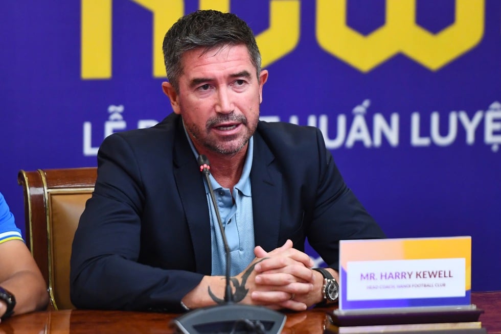 Der große Boss des Hanoi Clubs sagte etwas Überraschendes an dem Tag, als die Legende Harry Kewell den Medien vorgestellt wurde – Foto 3. Sếp lớn CLB Hà Nội nói điều bất ngờ trong ngày huyền thoại Harry Kewell ra mắt truyền thông- Ảnh 3.