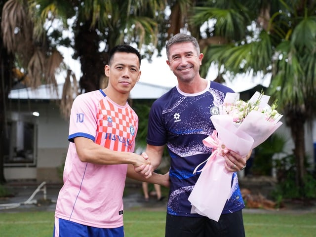 Der große Boss des Hanoi Clubs sagte etwas Überraschendes an dem Tag, als die Legende Harry Kewell den Medien vorgestellt wurde – Foto 7. Sếp lớn CLB Hà Nội nói điều bất ngờ trong ngày huyền thoại Harry Kewell ra mắt truyền thông- Ảnh 7.